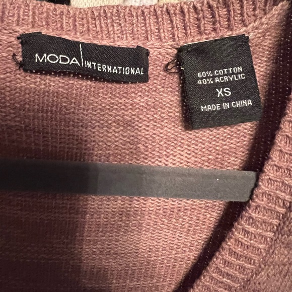 Long V-Neck Knit Maxi Sweater Dress in soft rose-pink. - Picture 5 of 5